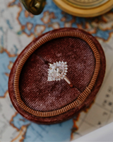 Anillo de compromiso de lujo chapado en rodio con moissanita de corte pera rosa melocotón brillante de 2.90 quilates, engaste de garras, sello oculto de oro macizo de 14K