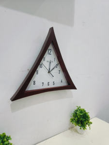 Reloj de Pared de Madera Hecho a Mano, Estilo Moderno, Forma Triangular, Estilo Antiguo, Decoración para el Hogar y la Oficina, para Sala de Estar - Product Image 2