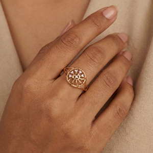 Exquisito diamante natural de corte brillante redondo de 0.05 quilates, certificado por IGI, color H-I, claridad VS-SI, en oro amarillo macizo. - Product Image 1