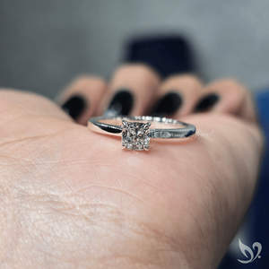 Anillo de compromiso y boda con diamante cultivado en laboratorio de corte cojín delicado de 0.50 ct, minimalista, solitario, banda delgada, oro blanco - Product Image 5