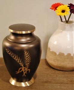 Urne en métal Laurel Crest avec motif emblème feuille, finition bronze antique doré, vase commémoratif décoratif avec couvercle - Product Image 3