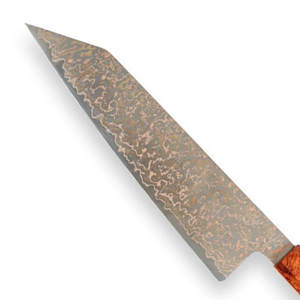 Cuchillo de chef hecho a mano con acero damasco y cobre, con mango de madera natural, para cocina profesional y uso en restaurantes. - Product Image 6