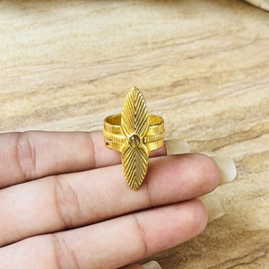Anillo de Latón con Textura de Hoja a la Moda, Anillo Chapado en Oro Hecho a Mano con Peridoto, Anillo Grueso Estilo Bohemio, Anillo de Declaración con Patrón Étnico Tribal - Product Image 2