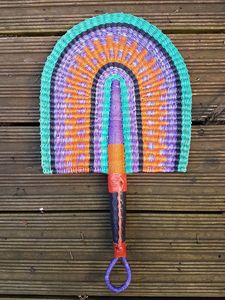 Éventail artisanal en paille Bolga, design élégant, tissage géométrique multicolore, écologique, pour l'été, la plage et les fêtes - Product Image 3