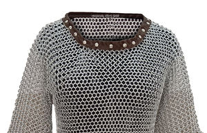 Haut de gilet médiéval en maille avec garniture en cuir, armure de chevalier en anneaux d'aluminium pour cosplay et reconstitution historique - Product Image 4