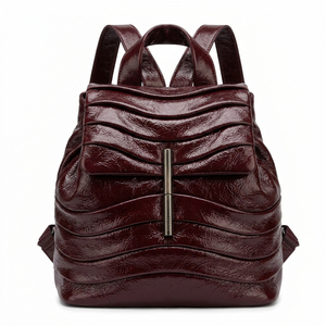 Sac à dos en cuir verni rouge vin plissé pour femme, sac de voyage plissé avec fermoir en métal gris, grand sac à dos de jour - Product Image 2