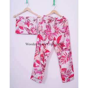 Ensemble de pyjama en coton indien pour femme, imprimé floral rose vif, avec fermeture boutonnée, idéal pour la plage et la détente, ensemble de nuit, ensemble de pyjama à col. - Product Image 3