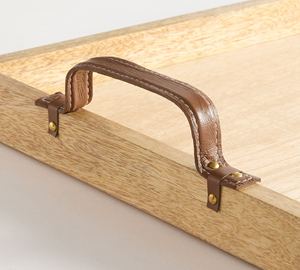 Plateau de service en bois naturel de luxe en gros pour hôtels, avec élégantes poignées en cuir marron et grain de bois artisanal - Product Image 4