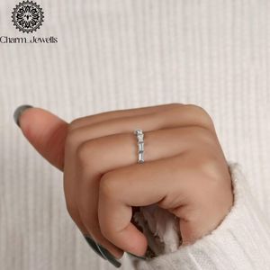 Bague d'éternité minimaliste en argent 925 et moissanite pour femme, sertie de moissanites taille baguette, collection Charm_Jewells - Product Image 6