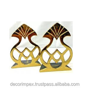 Un par de cubiertas de latón de estilo abierto de color hoja dorada diseñadas para guitarras eléctricas. - Product Image 5