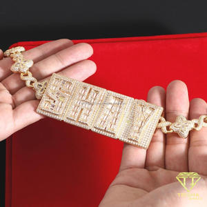 Pendentif personnalisé JESS avec pierres en moissanite, design rectangulaire plaqué or, collier tendance - Product Image 3
