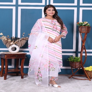 Ensemble Kurta Traditionnel Élégant NIYANI en Viscose Blanche à Séchage Rapide avec Dupatta à Rayures Pastel et Imprimé Floral pour Mariage Estival Frais et Tenue Ethnique - Product Image 3
