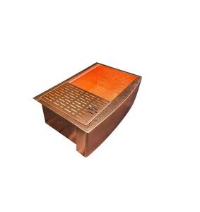 Évier de cuisine en cuivre style ferme avec façade classique et texture martelée pour les aménagements intérieurs rustiques - Product Image 2