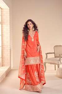 全缝制萨尔瓦·卡米兹长袍套装，宇宙丝绸，带刺绣和串珠工艺，设计师设计的库尔塔和长袍，搭配杜帕塔 - Product Image 3