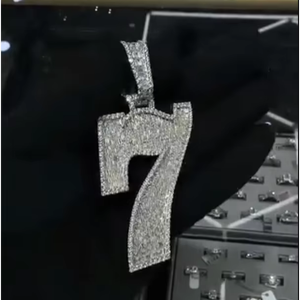 Colgante de Oro Macizo Personalizado con Moissanita Número 7, Totalmente Cubierto de Diamantes, Estilo Hip Hop, Joyería de Lujo - Product Image 1