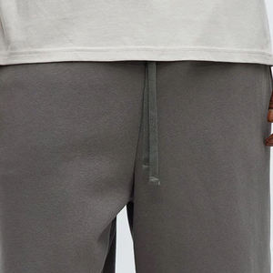 Pantalones cortos de color sólido para hombre con diseño de logotipo personalizado y ajuste cómodo, cintura elástica, diseño moderno y material transpirable a precio económico. - Product Image 2