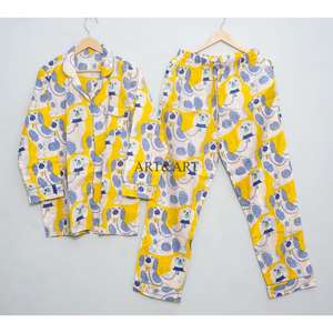 Ensemble de pyjama et chemise en coton indien fait main pour femme, imprimé chien jaune, artisanal, avec sac - Product Image 1