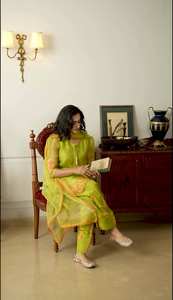 Ensemble de costume brodé à la main couleur moutarde, avec broderie de fils de soie crêpe et de sequins, comprenant un haut en soie crêpe, un salwar farshi et un dupatta. - Product Image 2