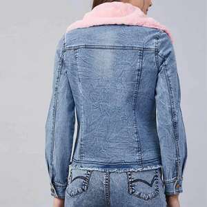 Veste en jean délavé streetwear avec col en fourrure et boutons en forme de donut pour femme, idéale pour l'hiver - Product Image 2
