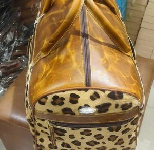 Bolsa de Viaje de Cuero de Grano Completo con Estampado de Leopardo, Diseño Duradero, Cierre de Cremallera, Nueva Llegada 2026, Venta al Por Mayor, Personalizable - Product Image 3