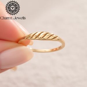 Bague minimaliste en forme de plume plaquée or Charm_Jewells, unisexe, à porter au quotidien - Product Image 1