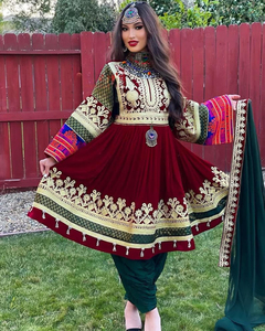 Robe traditionnelle afghane en mousseline de soie Kuchi, ornée de broderies complexes en velours uni, longueur ras du sol. - Product Image 4