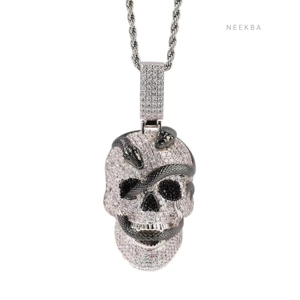 Colgante de Calavera con Serpiente – Joyería Gótica, Calavera Oscura con Serpiente Negra de Moissanita en Plata de Ley 925 - Product Image 3