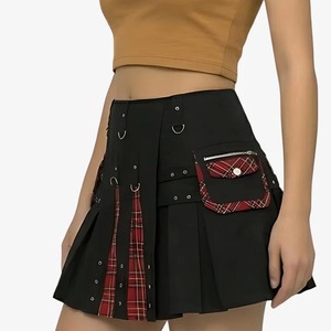 Kilt écossais noir pour femme avec accents à carreaux rouges et poches avant, coupe classique, jupe en polyester - Product Image 1