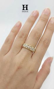 Bague d'éternité de luxe en or jaune 14K avec diamant de laboratoire taille marquise certifié IGI, large mosaïque en grappe et bordure milgrain - Product Image 4