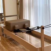 Mesa de Pilates Reformer Profesional Compacta Telescópica 2026 de Madera de Arce Blanca Clásica con Caja de Sentado para Ejercicios en Casa