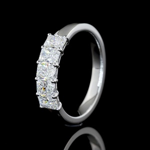 Anillo de compromiso vintage de oro blanco macizo de 18 quilates con diamante radiante de 1 quilate certificado por IGI, creado en laboratorio, con banda apilable de puntas compartidas. - Product Image 4