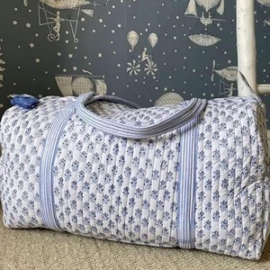Bolsa de lona acolchada de algodón hecha a mano, interior espacioso con asas cómodas, ligera, duradera y elegante para viajes y gimnasio. - Product Image 1