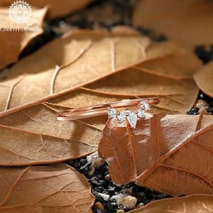 Bague Classique Femme Charm Jewells en Moissanite Taille Coussin Trois Pierres Plaqué Or 18K Sertissage à Griffes Certifiée IGI - Product Image 6