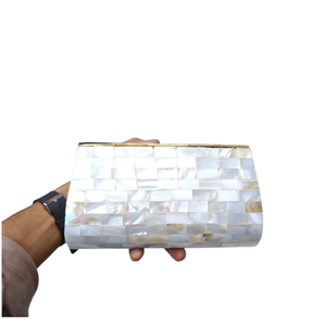 Bolso de Mano para <span class=keywords><strong>Mujer</strong></span> Shakuntala Love Medal, Hecho a Mano, de Latón Pulido - Product Image 1