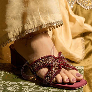 Sandalias Personalizables de Terciopelo Color Granate Oscuro con Suela Antideslizante y Tiras Cruzadas Hechas a Mano con Cuero Genuino - Product Image 4