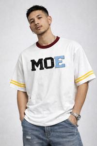 Camisetas de hombre personalizables 100% algodón con diseño de panel a rayas, cuello con pedrería en contraste, corte holgado y pesado, estampado serigrafiado. - Product Image 2