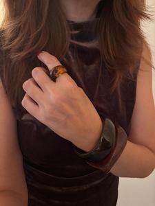 MN EXPORTS Anillo de Resina con Banda Lisa, Diseño Geométrico Moderno, Anillos de Boda Cristianos, Joyería Unisex para Uso Diario, Certificado y Personalizable - Product Image 2