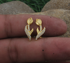 Boucles d'oreilles clous en argent sterling 925 plaqué or avec zircon cubique étincelant, bijoux de mode minimalistes pour femmes - Product Image 1