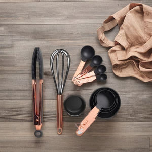 Tazas y cucharas medidoras chapadas en cobre y negro - Product Image 1