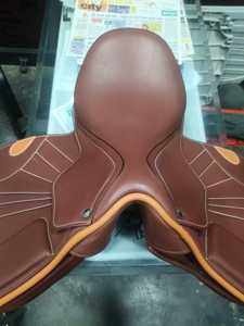 อานม้าสำหรับเดรสสาจ หนังสีน้ำตาล โครงไม้ ฮาร์ดแวร์ทองเหลือง อานม้าอเนกประสงค์สำหรับขี่ม้า - Product Image 3