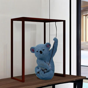Escultura decorativa de koala azul colgante de la pared, figura de animal juguetona, adorno moderno para el interior del hogar sobre pared de ladrillo blanco - Product Image 4