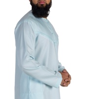 Thobe Homme Musulman 2023, Style Saoudien Oriental, Manches Longues, Col Rond Personnalisé, Bleu Ciel Clair Teint, Poitrine à Design en V Personnalisé