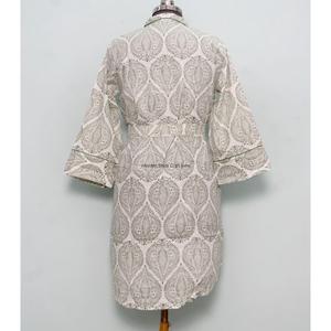 เสื้อคลุมกิโมโนลายเพสลีย์ทำมือ ความยาวปานกลาง ผ้าฝ้ายเก๋ไก๋สำหรับใส่ไปชายหาด พร้อมเข็มขัดผูกตกแต่งกระดุม ดีไซน์หวานๆ ทรงหลวม - Product Image 6