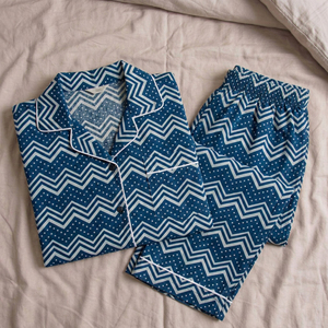 Conjunto de Pijama para Mujer, Estampado Floral Índigo, Tejido Térmico de Algodón, Diseño a Mano, Corte Holgado - Product Image 3