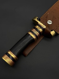 Couteau de chasse artisanal en acier Damas avec lame à pointe dentelée et étui en cuir, conception à lame pleine longueur - Product Image 5