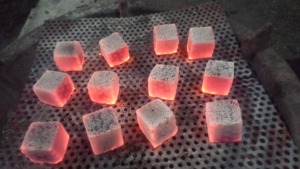 La mejor opción para quienes son apasionados por la barbacoa y fumar hookah: carbón vegetal en briquetas de primera calidad de Indonesia. - Product Image 2