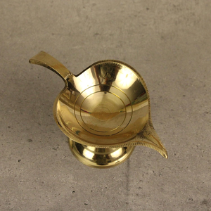 Diya en laiton à motif de feuille pour Puja Aarti, lampe à huile traditionnelle Peetal, Deepak Deepam pour Diwali, maison, mandir, temple, culte - Product Image 4