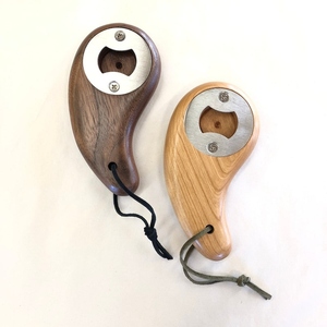 Décapsuleur en bois foncé avec insert métallique et cordon en cuir, idéal pour les fêtes à la plage, les bars, les cuisines et les mariages - Product Image 5