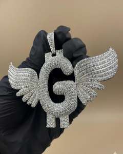 จี้รูปปีกนางฟ้าประดับเพชรโมอิสซาไนต์ VVS แบบกำหนดเอง ตัวเรือนเงินแท้ 925 พร้อมจี้ตัวอักษรชื่อสั่งทำพิเศษ สำหรับเป็นของขวัญวันเกิด - Product Image 3