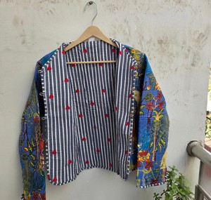 Veste courte matelassée en coton bleu indigo tricotée à la main pour femme, imprimés floraux, style traditionnel, ouverte sur le devant - Product Image 2